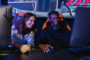 Homem e mulher jogando game no computador