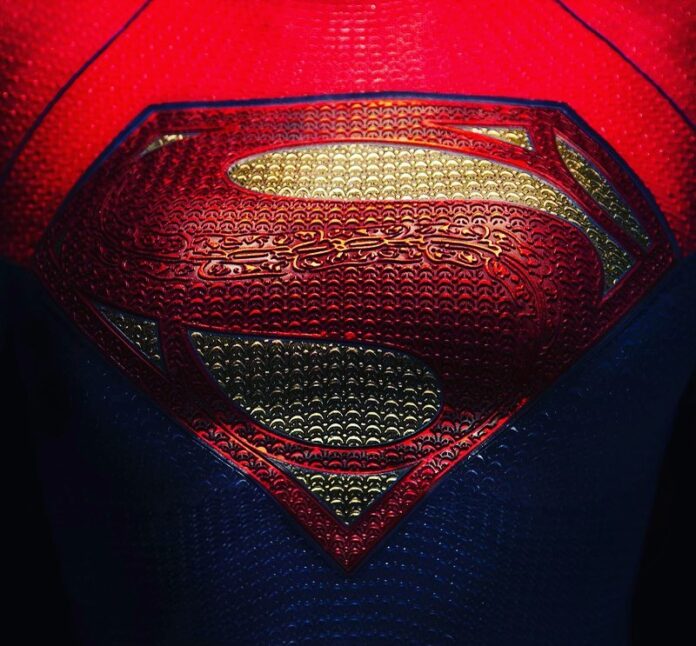 DC revelou os novos trajes Flash, Supergirl, Aquaman e Arraia Negra