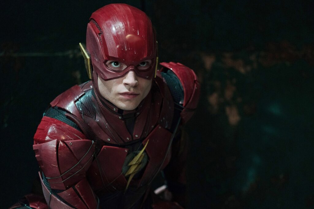 Ezra Miller como Flash