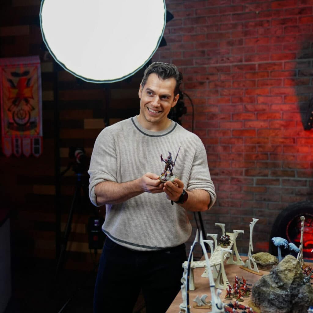 Henry Cavill visitando a sede de Warhammer