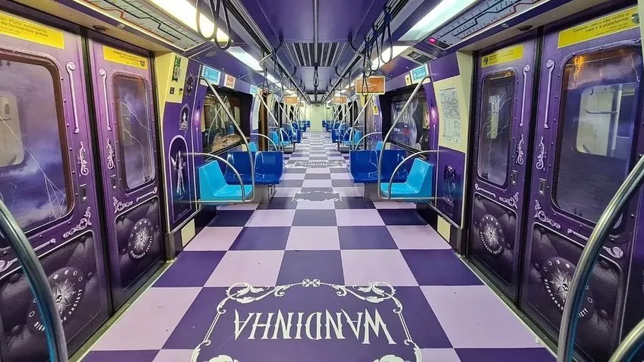Metrô de São Paulo - Linha 1 Azul - Temática Wandinha