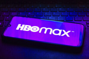 Logo da HBO Max na tela de um celular