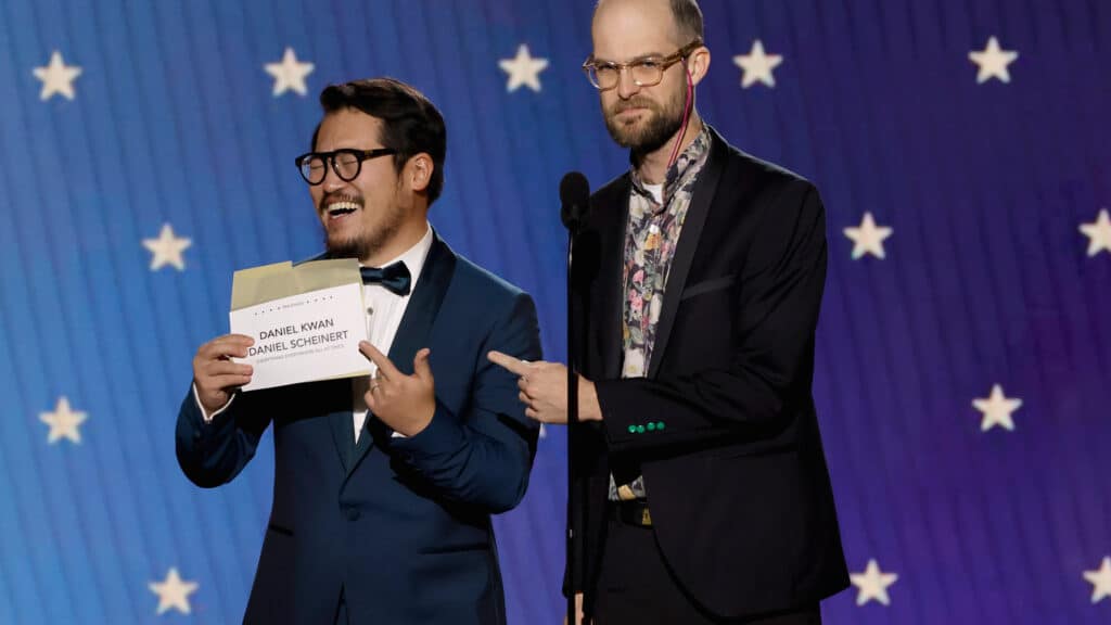 Daniel Kwan e Daniel Scheinert no Critics Choice Awards 2023