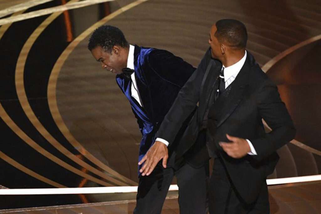 Ator Will Smith agredindo o comediante Chris Rock