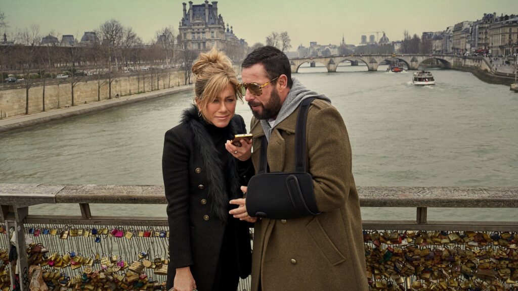 Jennifer Aniston e Adam Sandler em Mistério em Paris da Netflix - Imagem: Netflix