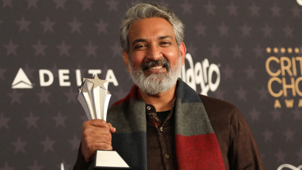 S. S. Rajamouli diretor de RRR levando o prêmio de Melhor Filme Internacional