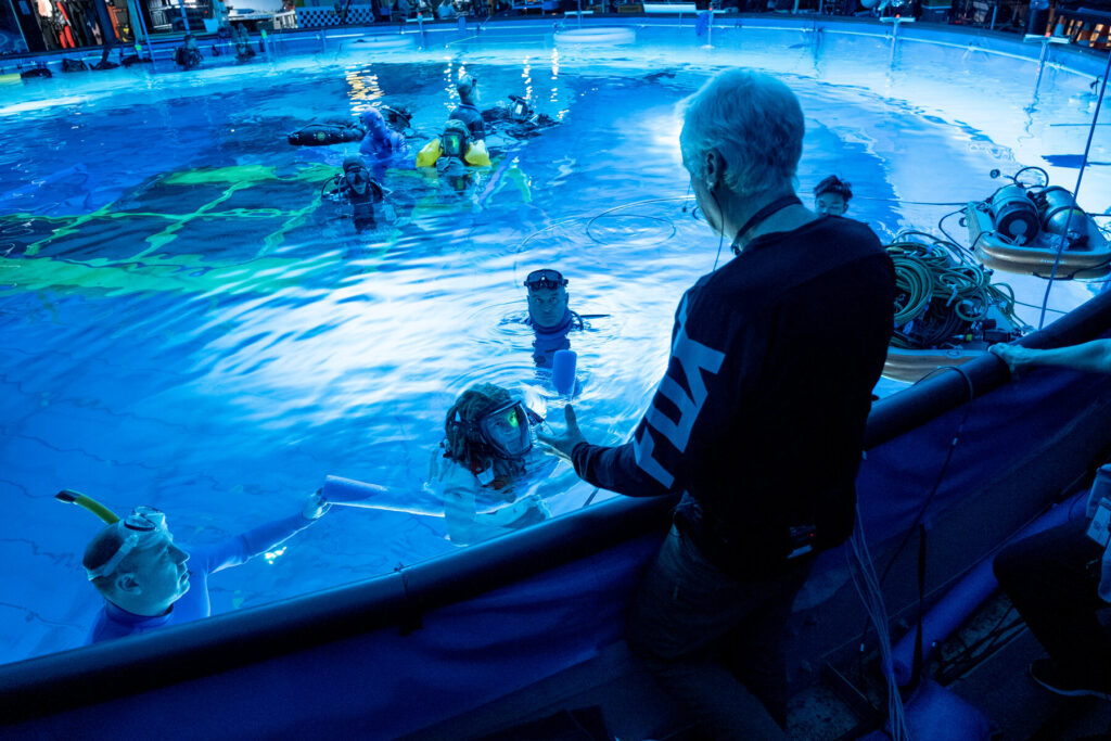 James Cameron trabalhando em uma das tomadas de Avatar: O Caminho da Água que utiliza a técnica de captura de movimento subaquática.