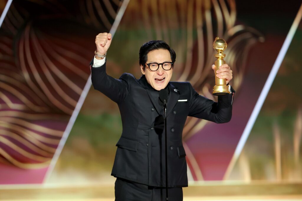Ke Huy Quan  recebe o Globo de Ouro 2023 por seu desempenho em Tudo em Todo Lugar ao Mesmo Tempo.