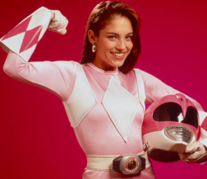 Amy Jo Johnson com o uniforme da Power Rangers Rosa. Divulgação