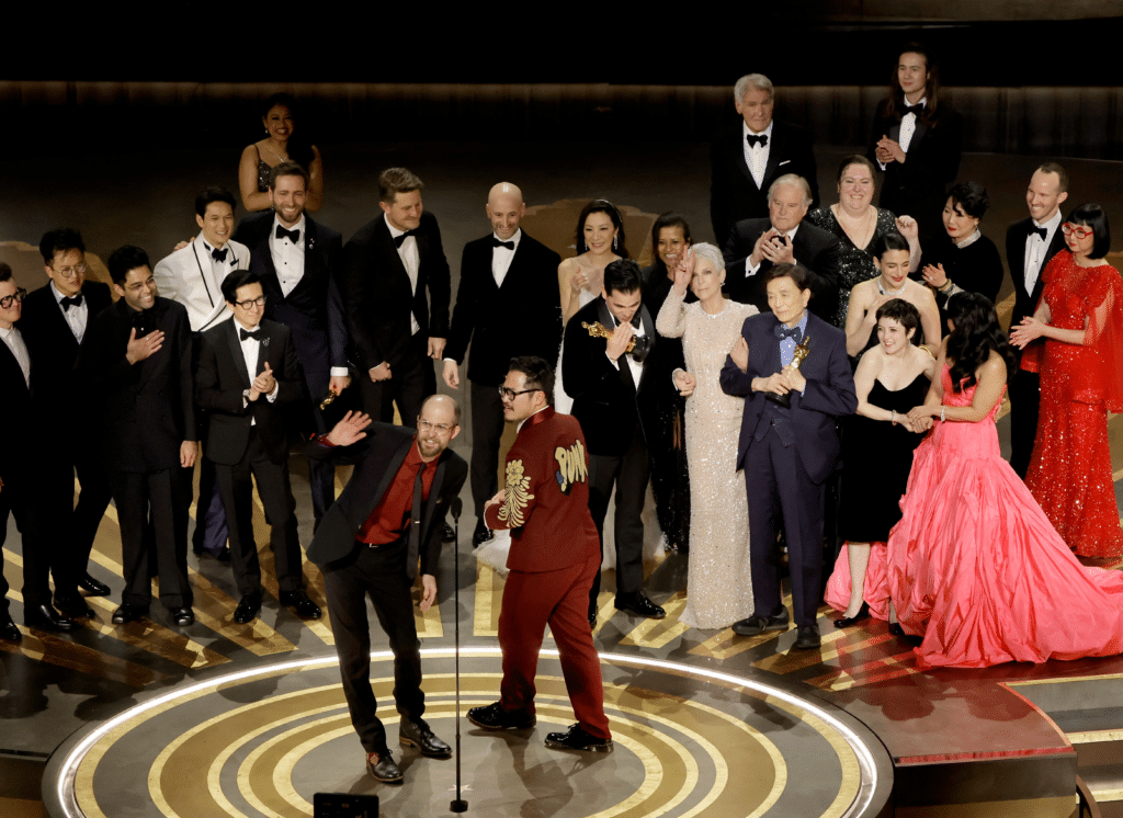 Equipe e elenco de Tudo em Todo Lugar ao Mesmo Tempo, recebe o Oscar 2023 de Melhor Filme