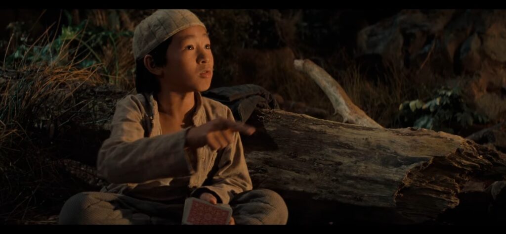 Short Round (Ke Huy Quan) em um dialogo com Indiana Jones