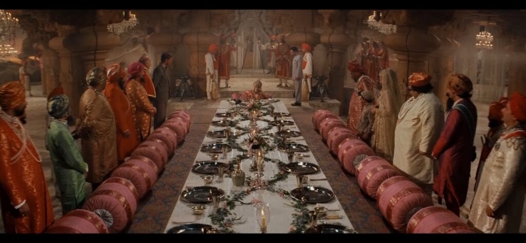 Cena do grande banquete indiano no filme Indiana Jones