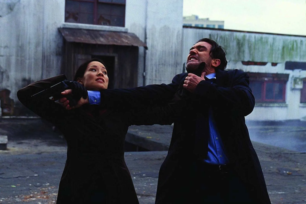 Lucy Liu e Antonio Banderas em cena de Dupla Explosiva (2002). 
