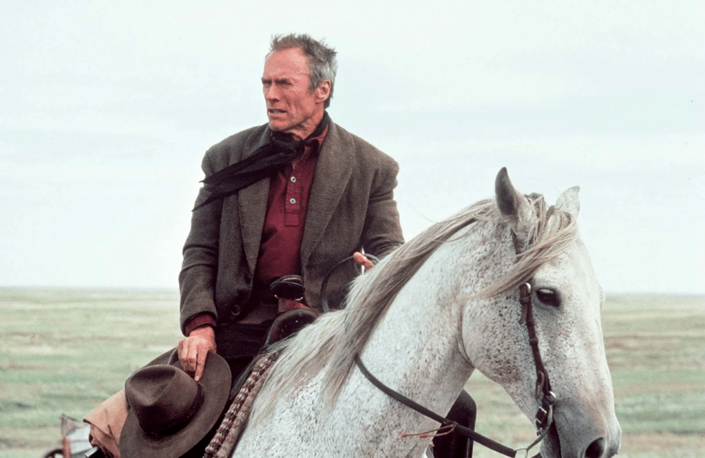 Clint Eastwood em cena de Os Imperdoáveis (1992).
