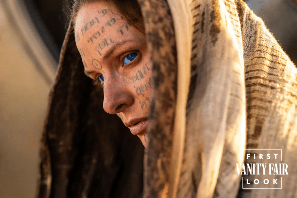 Rebecca Ferguson como Lady Jessica, a mãe e protetora de Paul Atreides, marcada no rosto com as linhas da profecia.