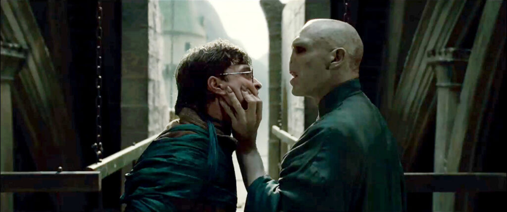 Daniel Radcliffe como Harry Potter e Ralph Fiennes como Lorde Voldemort em cena de Harry Potter e as Relíquias da Morte – Parte 2 (2011). Divulgação.