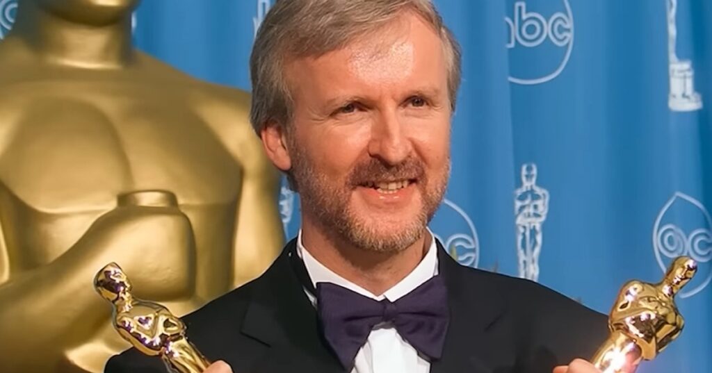 James Cameron sendo reconhecido por seu incrível trabalho duas estatuetas