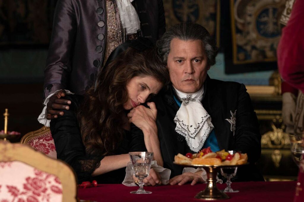 Johnny Depp e Maïwenn em cena de Jeanne du Barry.