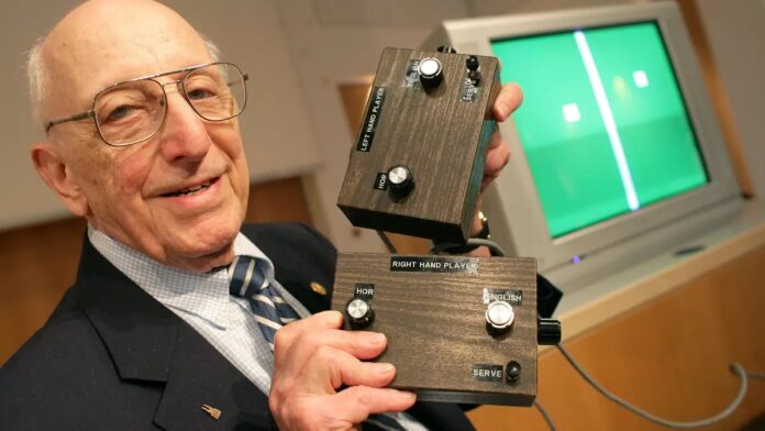 Ralph Baer segurando o protótipo do primeiro console de videogame