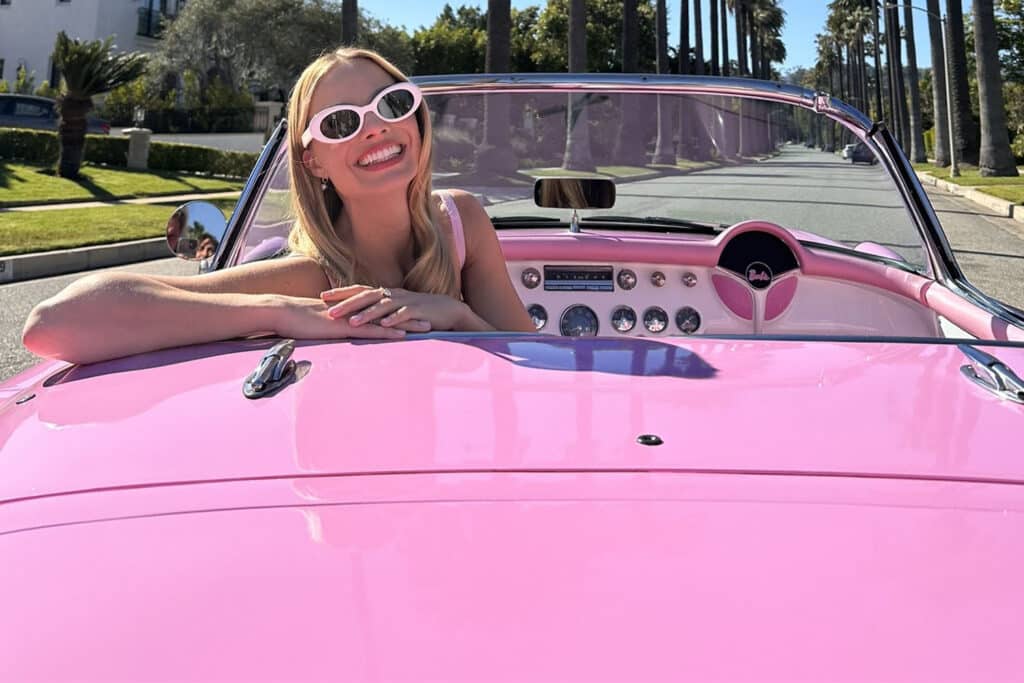 Margot Robbie dirigindo o carro da Barbie