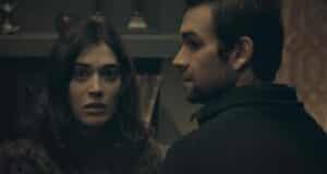 Lizzy Caplan e Antony Starr em TOC TOC TOC – Ecos do Além