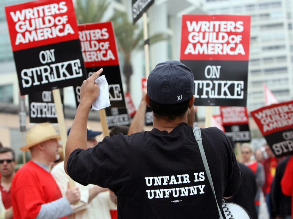 Roteiristas protestam durante a greve de roteiristas desse ano. Foto: Gabriel Bouys/AFP via Getty Images.