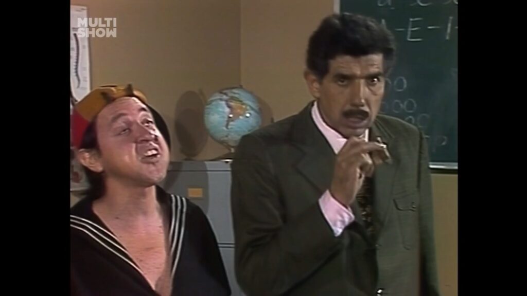 Cena de "A escolinha do Professor Girafales", exibido originalmente no México em 11 de dezembro de 1978. Esse é o último episódio a contar com Carlos Villagrán no elenco de Cahves.