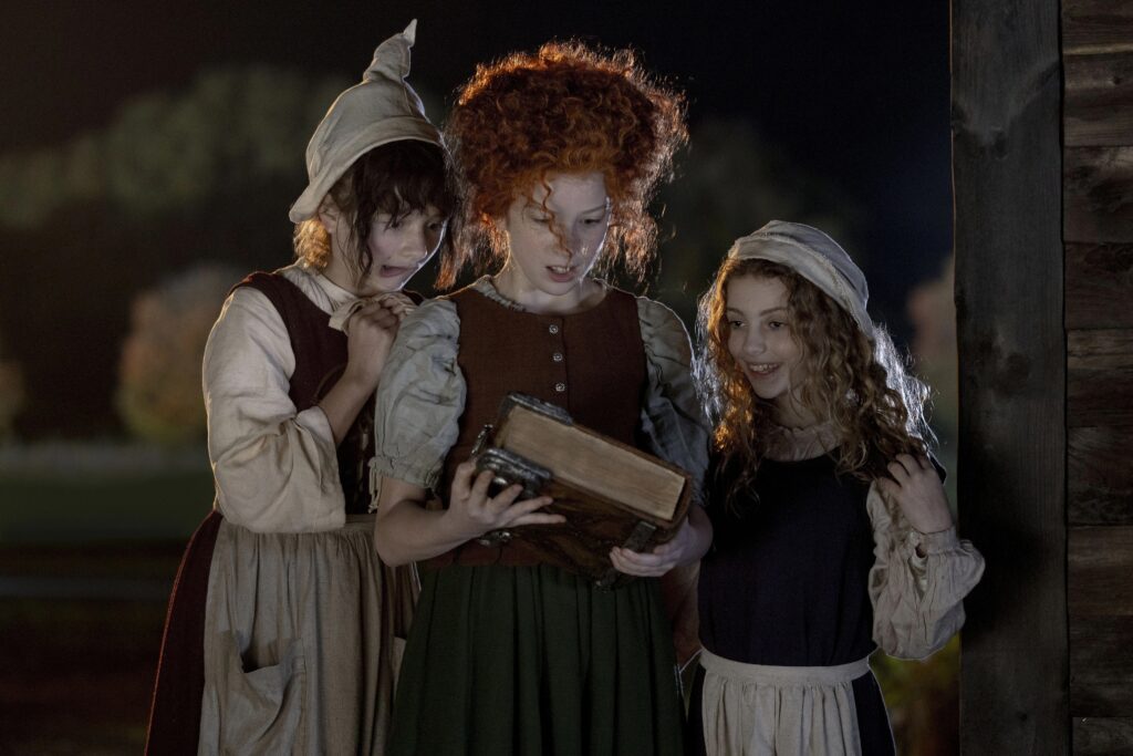 Taylor Paige Henderson, Juju Brener e Nina Kitchen, como as versões jovens de Winifred, Sarah e Mary Sanderson, em cena de Abracadabra 2 (2022).