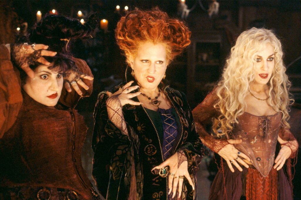 Bette Midler, Sarah Jessica Parker e Kathy Najimy em cena de Abracadabra (1993). Divulgação.
