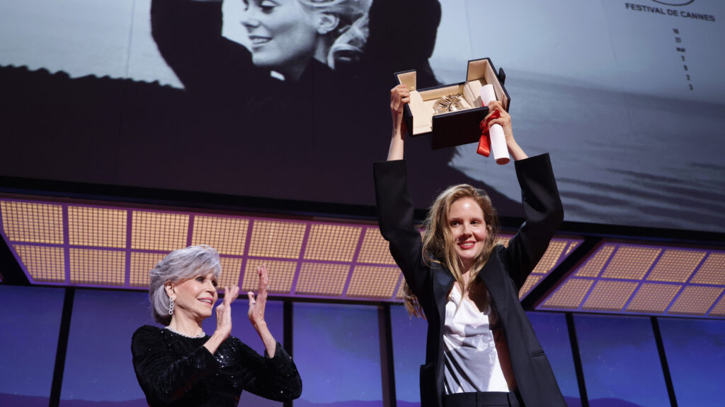 Justine Triet, diretora de Anatomia de uma Queda, recebe a Palma de Ouro no Festival de Cannes desse ano. Foto: Pascal Le Segretain/Getty Images