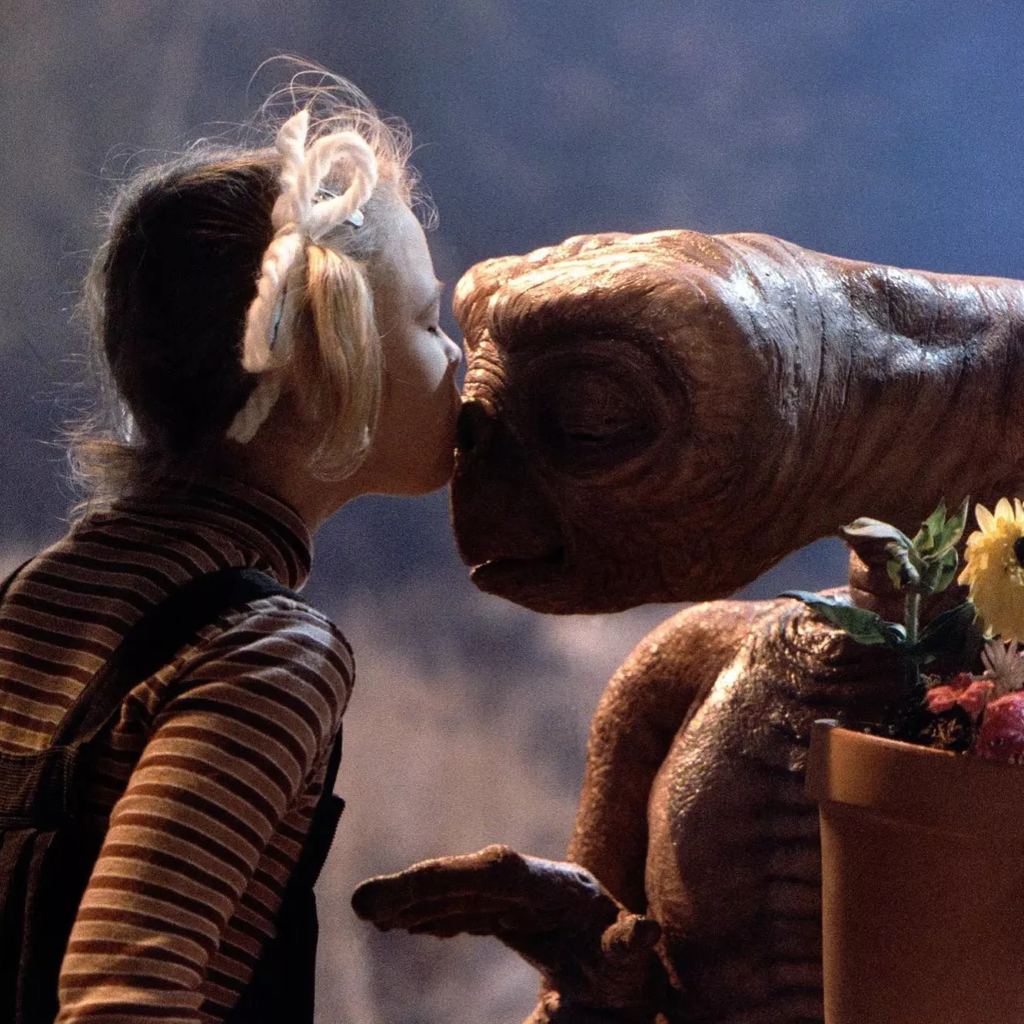 Drew Barrymore em cena de E.T. O Extraterrestre (1982).