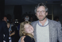 Steven Spielberg abraça Drew Barrymore. Créditos: Getty Images,