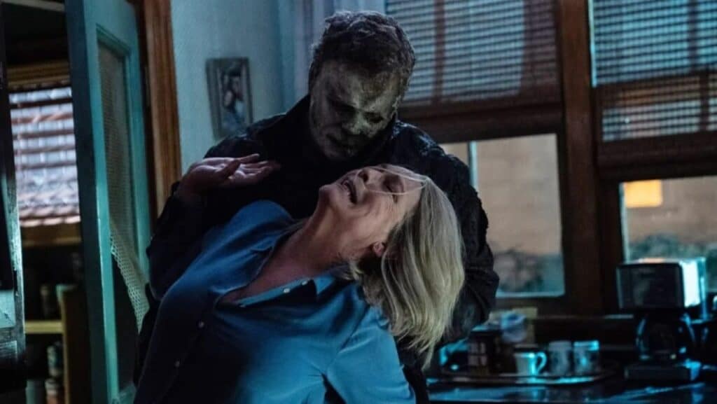 Michael Myers e Laurie Strode, em cena de Halloween Ends (2022).