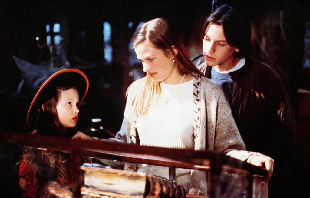Omri Katz, Vinessa Shaw e Thora Birch como Max Dennison, Allison Watts e Dani Dennison em cena de Abracadabra (1993).
