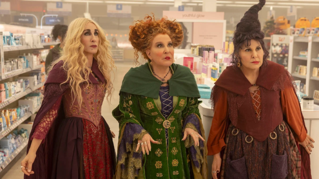 Bette Midler, Sarah Jessica Parker e Kathy Najimy em cena de Abracadabra 2 (2022). Divulgação.