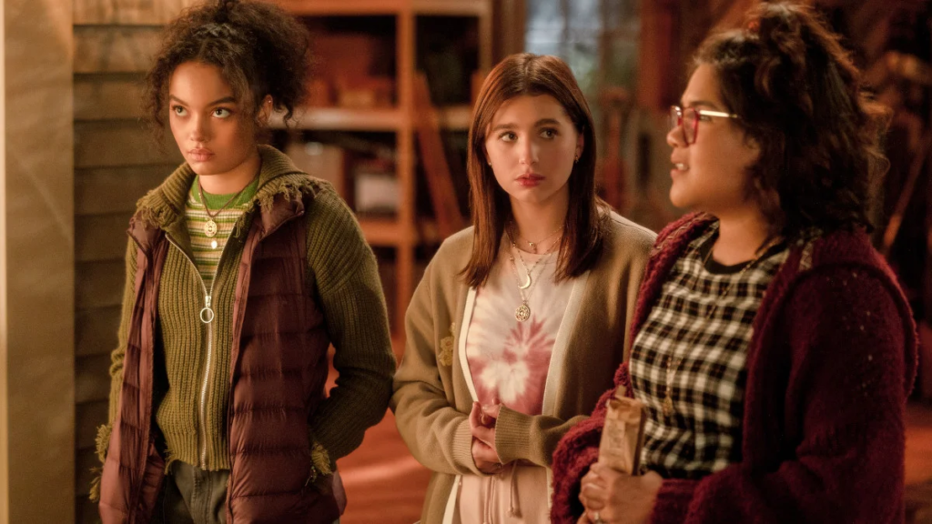 Whitney Peak, Belissa Escobedo e Lilia Buckingham, como Becca, Izzy e Cassie, as três adolescentes que enfrentam as irmãs Sanderson em Abracadabra 2 (2022).