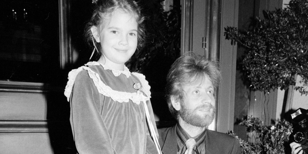 Drew Barrymore em foto com o seu pai, John Drew Barrymore. Créditos: Time & Life Pictures.