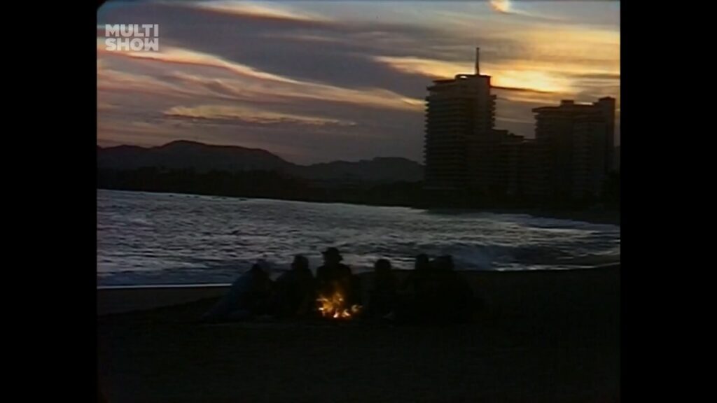 Cena final de "Os Farofeiros", exibido originalmente no México em 13 de junho de 1977 e que encerra a saga da viagem a Acapulco. Os três episódios dessa história são os favoritos da maioria dos fãs de Chaves.