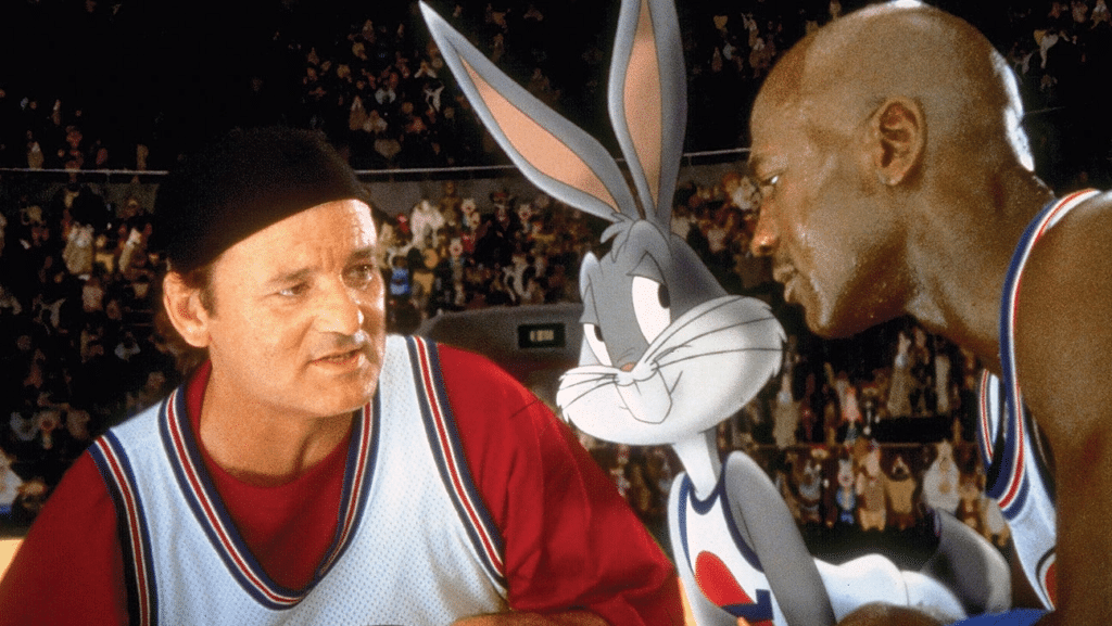 Michael Jordan, Bill Murray e Pernalonga em cena de Space Jam (1996).