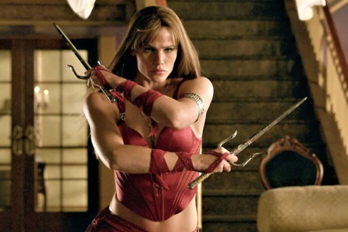 Jennifer Garner interpretando a anti-herói Elektra