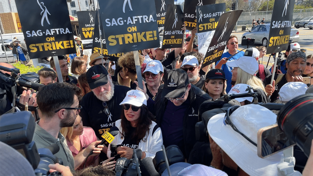 Fran Drescher, presidente da SAG-AFTRA, em protesto durante a Greve do Sindicato dos Atores. Foto de Gary Baum/THR Staff.