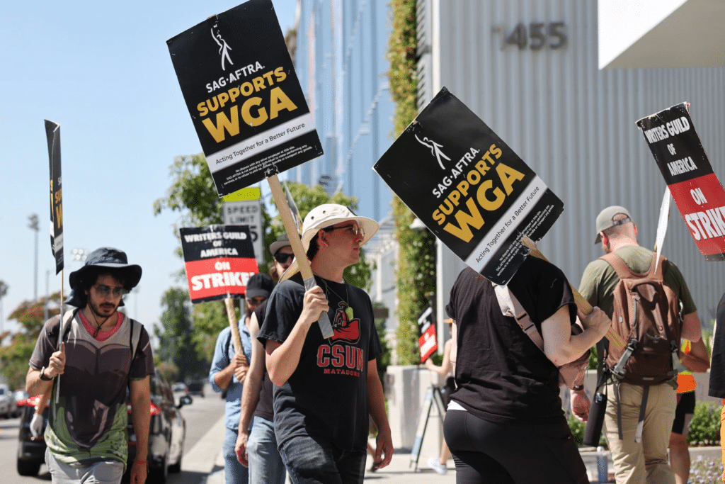 Membros do Sindicato dos Atores dando apoio a greve dos roteiristas. Foto de Mario Tama/Getty Images.