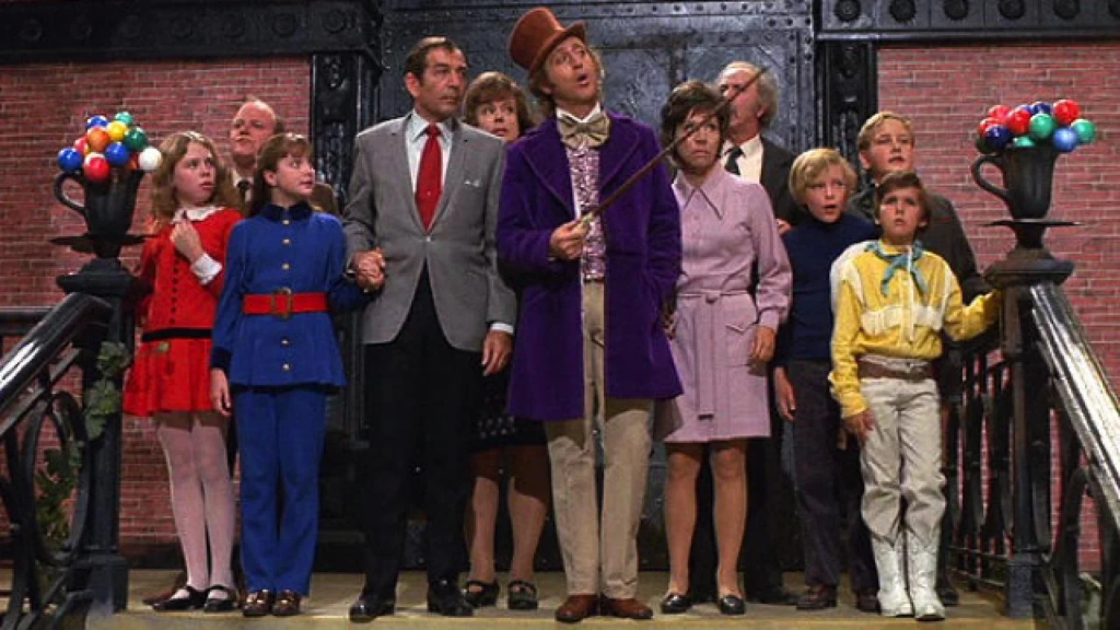 As crianças entram na fábrica de chocolate pela primeira vez em A Fantástica Fábrica de Chocolate (1971).