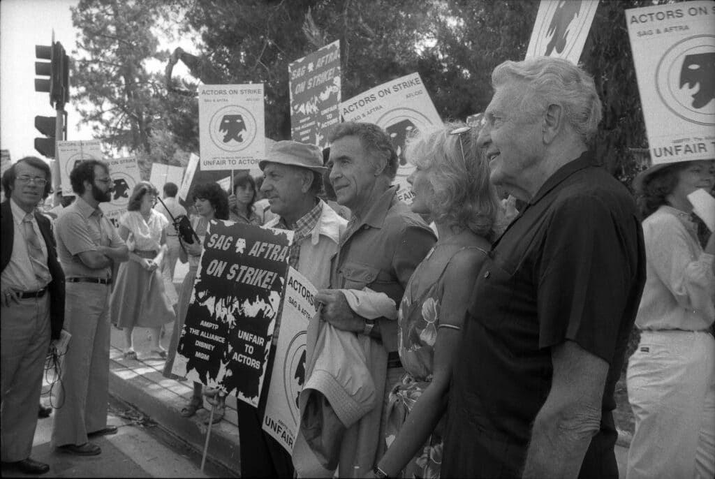 Os atores Jack Klugman, Ricardo Montalban, Loretta Swit e Ralph_Bellamy em greve em 1980. Foto de R. L. Oliver, Los Angeles Times.