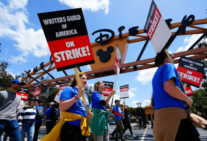 Membro do Sindicato dos atores (SAG-AFTRA) fazem protesto em apoio a greve de roteiristas.