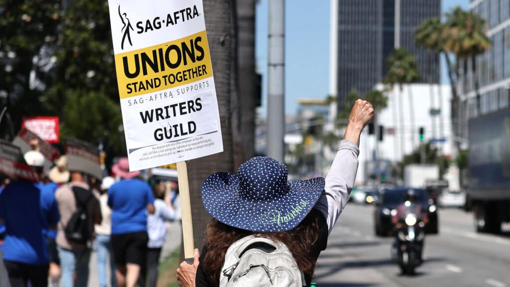 Membro do Sindicato dos atores (SAG-AFTRA) fazem protesto em apoio a greve de roteiristas.