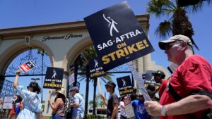 Atores e roteiristas fazem piquete em frente aos estúdios da Paramount em Los Angeles na sexta-feira, 14 de julho de 2023. Foto de Chris Pizzello/AP Photo