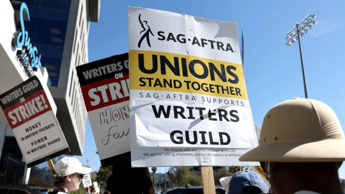 Membro do Sindicato dos atores (SAG-AFTRA) fazem protesto em apoio a greve de roteiristas. Foto de Mario Tama/Getty Images