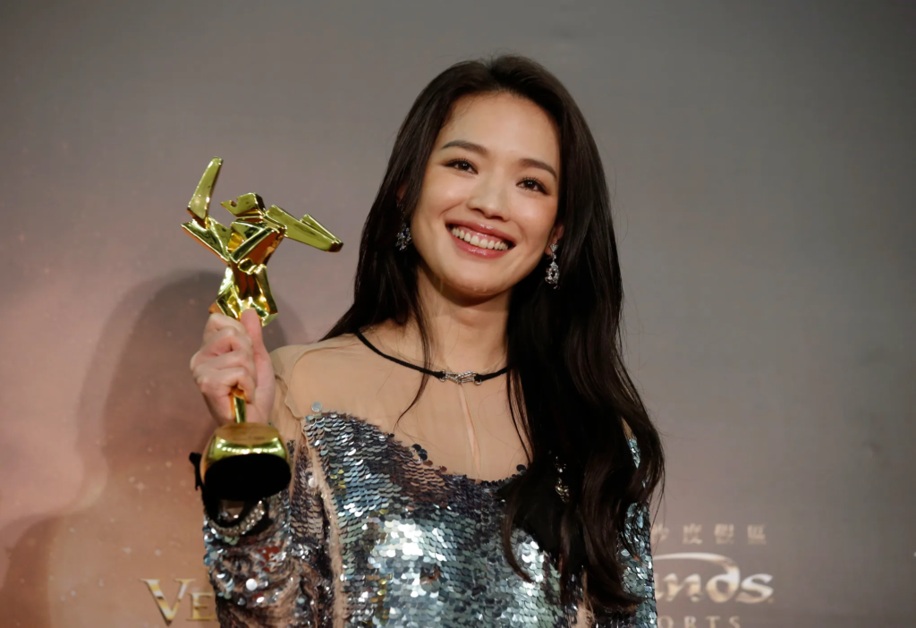 A atriz taiwanesa Shu Qi posa após ganhar o prêmio de Melhor Atriz do Asian Film Awards em Macau, China. Foto de AP Photo/Kin Cheung, File.