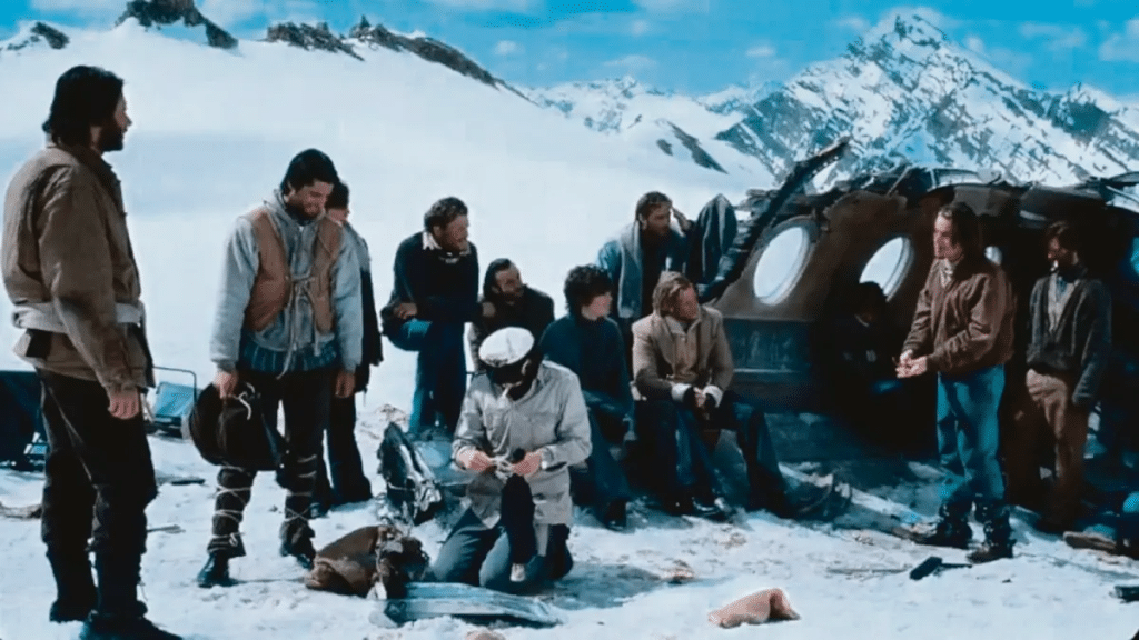 Imagens do filme A Sociedade da Neve (2023).